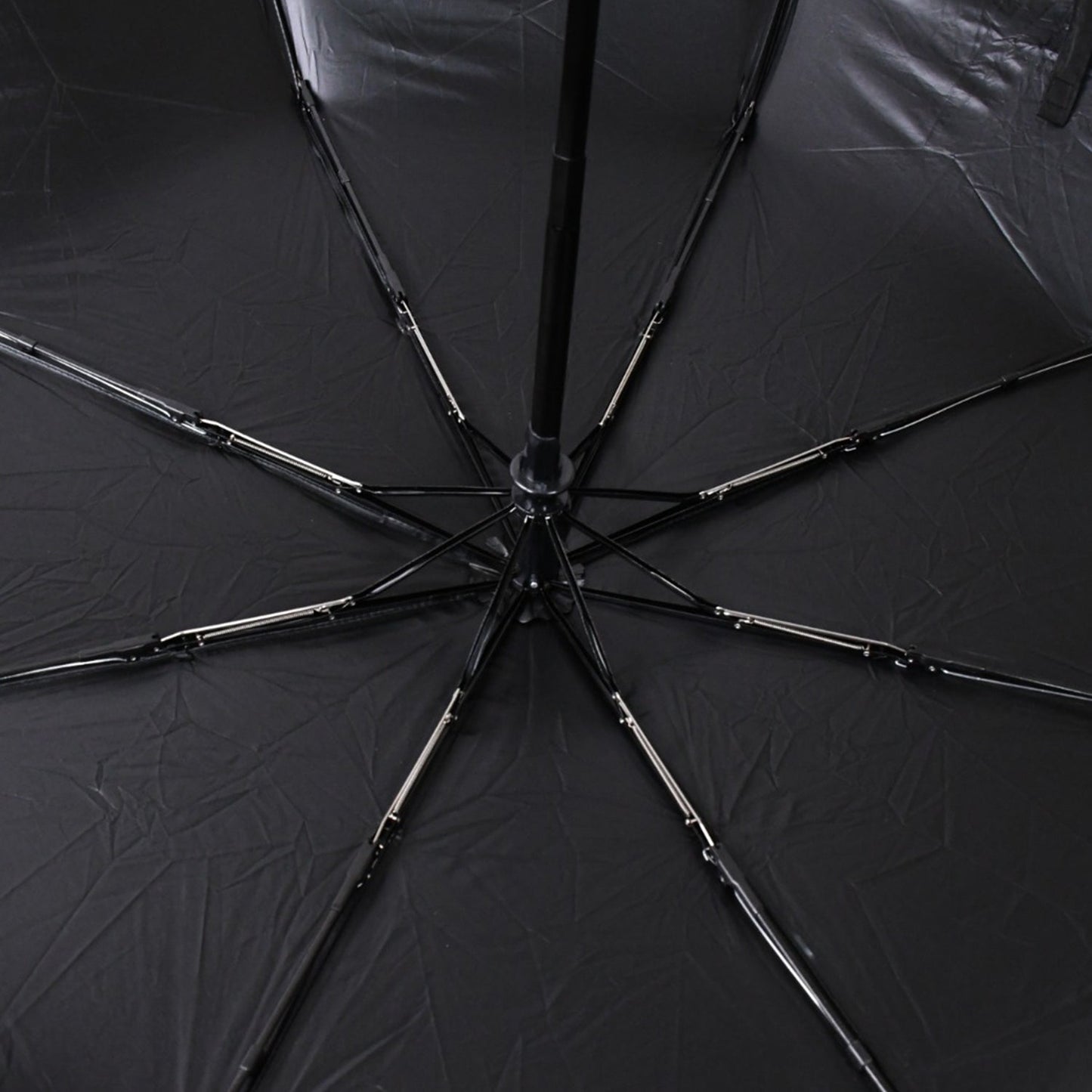 Detailed view of the high-density waterproof fabric of the rainproof umbrella, repelling water.